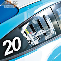 聚碳酸脂物料製作的側窗，特設通風口助車廂空氣流通。