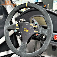 軚盤變成OMP提供的三幅式賽車版本，同時提供敏銳轉向反應。