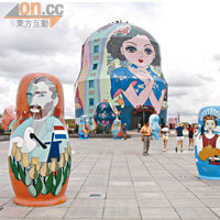 巨型套娃的外牆，特別繪上代表中、俄、蒙的少女圖案，而內部則是一家俄羅斯餐廳。