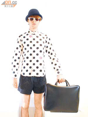 COMME des GARÇONS Shirt紳士帽 $2,200（b）、uniform experiment波點恤衫 $3,599（e）、:black CHOCOOLATE波點短褲 未定價（a）、COMME des GARÇONS手挽袋 $8,600（b）、Pixel by Golfjunkie太陽眼鏡$1,790（f）