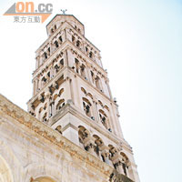 這座巍然聳立的鐘樓，是聖杜金教堂的地標之一。