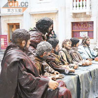 王宮中庭展出耶穌與12門徒的雕像。