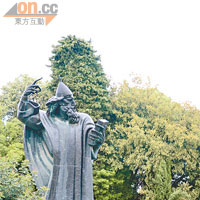 寧斯基主教的雕像，其姿態好像在施魔法的巫師。