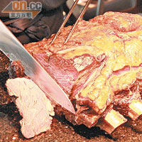Prime Ribs of Beef<br>牛肋骨醃24小時，再經慢煮11小時，入味之餘，肉質非常嫩滑，美味多汁。