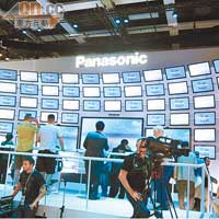 Panasonic於場中架起巨型3D電視牆，讓觀眾近距離感受立體效果。