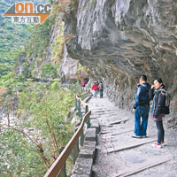 當年為建水壩，而要在岩壁中鑿出步道，真如開山劈石。