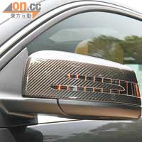 碳纖外殼側鏡，與車身跑格配合。