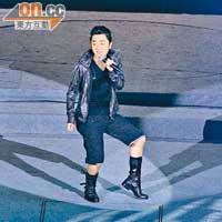 去年朱咪咪的演唱會，請來王祖藍客串扮「哥哥」，最後獻唱一曲《明星》作致敬。