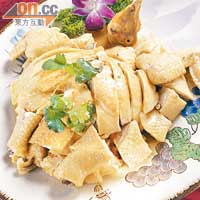 「東江鹽焗雞」是客家人最愛菜式之一，帶陣陣香料味。