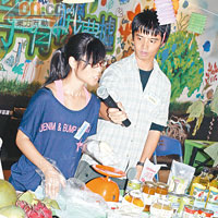 Jane（左）跟Lok（右）兩位學生希望透過做餅讓小朋友認識有機蔬果。