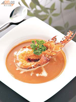 活龍蝦湯 $78<br>每客有半隻印尼龍蝦，湯底更用上5至6公斤龍蝦殼熬製，最後再加入龍蝦來煮，味道鮮濃。