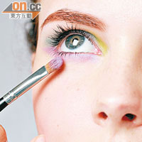 Step 3. 於下眼線位置掃紫色眼影，塑造突出眼形的柔和下眼線。