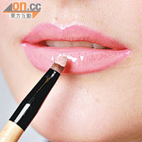 Step 5. 於雙唇以粉紅色唇膏打底，然後塗粉紅色唇彩，以自然唇色凸顯眼妝。