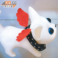 店主自家設計的狗帶，當中有不少過癮之作，例如這紅翼狗帶，150 Baht（約HK$39）。