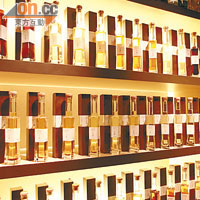 古酒按年份排列，有不同色澤，多好看；大可買支「自己的年份」來珍藏。