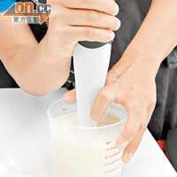 用發蛋器把蛋白牛奶以低速打約30秒。