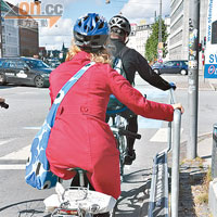 1. 扶手和腳踏設計<br>單車在十字路口處很多時要停下，哥本哈根設有這種世界獨有的單車扶手和腳踏，方便騎乘者可借力休息而毋須伸直腳掌撐地。觀察地點：Orsted Park公園前