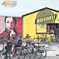 Baisikeli新店選址在地鐵站旁，店門前的牆有美國塗鴉高手Cope2的作品，不怕「走漏眼」。