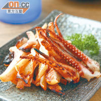 燒日本一夜干魷魚<br>魷魚來貨時已煮熟，加入自家製醬汁再燒，香噴噴，佐酒一流。