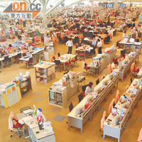 日本顧客開心果中心擁有近500員工，365日無間斷提供電話郵購服務。