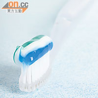 美白牙膏所含的美白成分相對溫和，因此單靠刷牙，較難達致理想的美白效果。