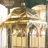 佛牙節當日，擺放了佛牙的小金塔便會放在這個玻璃罩內，然後再放到大象背上出巡。