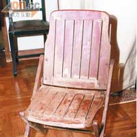 從歐洲Flea Market找來的褪色木摺椅，賣相老化，卻非常硬淨。$2,000