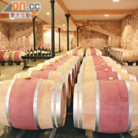 酒窖裏的橡木酒桶，全都盛載着等待發酵的葡萄佳釀。