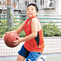 性格好動的家謙亦被學校選為籃球校隊成員，釋放無窮活力。