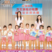 洛怡（最左）在幼稚園時已經常被安排表演，既增加表演經驗，又增加自信心。