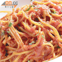 Dried Shrimp Linguini Fini $88（b）<br>麵條混入蝦乾和辣椒，味道香辣惹味，加上濃郁的蝦醬味，將中西美食完美結合。