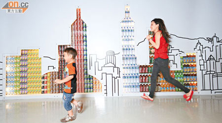 以可口可樂旗下20個飲料品牌砌成的藝術牆，以維港為主題，很壯觀呢！
