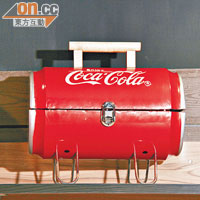 參照可樂罐造型設計的小型燒烤爐，配埋木柄手挽，潮味十足。