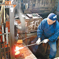 鑄劍爐溫度極高，活脫脫證明了打鐵要趁熱的道理。