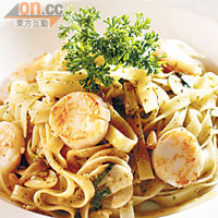  Fettucini con Capesante $128<br>闊條麵用白酒、橄欖油和蒜蓉煮，配上清新的香草醬，味道芳香不膩，粒粒煎帶子，加添鮮美。