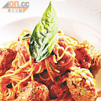Spaghetti polpette di agnello $118<br>意大利菜中，番茄醬意粉和肉丸都很普遍，大廚破格用羊肉炮製肉丸，肉香中散發羊羶香，羊癡必試。