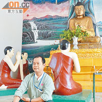 導遊正講解佛陀的5個坐姿和法印，令大家學得津津有味。