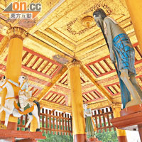 雕塑講述了本為印度王子的佛祖，如何因見到生老病死而得道。