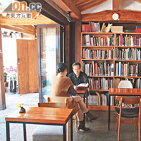 咖啡廳面積不大，卻可欣賞到傳統韓屋的獨特結構。