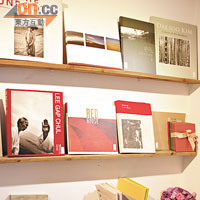 咖啡廳提供了大量關於設計及攝影的書籍供客人翻閱。