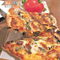 Mushroom Mozzarella Pizza $49<br>餅底香脆有咬口，帶有麥香，但芝士和菌味都可以更突出。