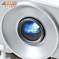 鏡頭支援28~300吋投影畫面，亮度提升至2,000流明。