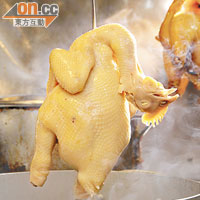 浸雞程序好講究，浸在湯中2、3秒，拿起降溫，重複此步驟4至5次後，入味之餘，雞肉不會過老。