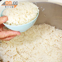 雞飯要用兩種或以上的米溝成，口感才豐富。文華用泰國香米和粘米，軟熟爽口，還帶淡淡斑蘭香。