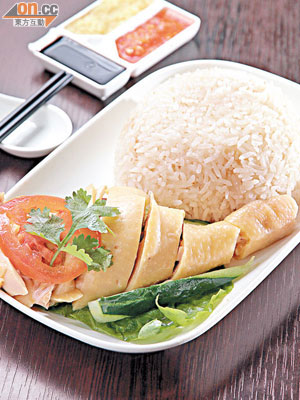 尖沙咀「文華雞飯（新加坡）」的雞飯是本公子心水，食落雞皮夠爽口，肉質亦嫩，飯呈金黃味濃郁，配上3款自製醬汁，水準不俗。