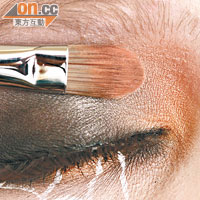 Step 2.眼頭位置用上Metallic橙色眼影，並與黑色部分融合。