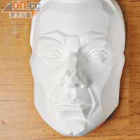 雕製人臉前，先要雕出方塊臉來掌握臉部變化。