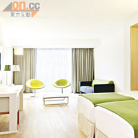 酒店內設174間房，房間設計時尚舒適。