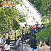 身為知床八景之一，Oshinkoshin瀑布一早就堆滿了觀賞人群。
