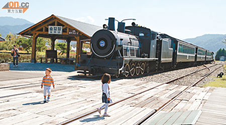 舊谷城站的仿蒸汽火車除了外觀交足貨，就連冒煙及鳴叫等細節都一應俱全。